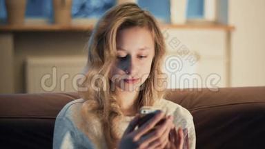 女孩使用智能手机输入短信。 只有一个女孩。