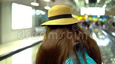那个在机场戴草帽的年轻女孩。 这个女孩看着洗去了智能手机，到目前为止，她走上了一条道路。