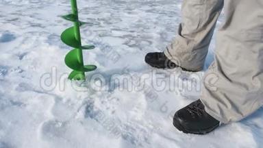 渔民钻洞在冰上近景，运动钓鱼在冬天。