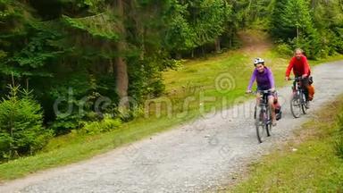 骑自行车的人沿着森林道路行驶