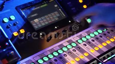 关闭DJ控制面板播放派对音乐的现代播放器在迪斯科俱乐部。 夜生活和娱乐概念