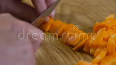 切胡萝卜在切割板上细高清