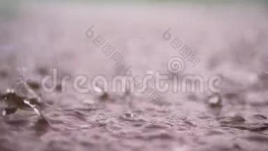 特写镜头，大的，大雨的，降雨的，淋浴的，用喷雾落下的，水溅在水坑潮湿的表面上