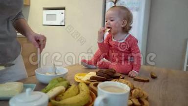 家庭，食物，孩子，营养和<strong>亲子</strong>观念-快乐的年轻母亲和婴儿一起吃早餐