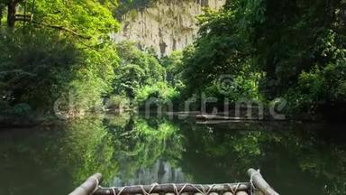 在泰国的绿树绿茵中，横渡热带河流的漂流者
