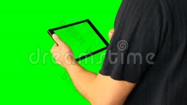 使用绿色屏幕平板电脑的人从5倍于大屏幕1。 铬键绿色屏幕。 高清。