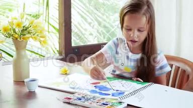 儿童艺术家画水彩画