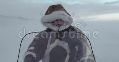 一个疲惫的旅行者的肖像，骑着雪车带着头罩皮毛。 雅马尔2016年远征。 红色史诗4k电影<strong>摄影机</strong>。 高清高清