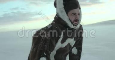一幅疲惫的旅行者的肖像，他们在暴风雪中沿着冬天的田野离开。 亚马尔2016年。 拍摄于红色史诗4k。 <strong>高清高清</strong>