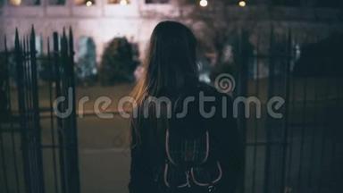 年轻的黑发女人来到楼下对面的罗马竞技场，意大利。 深夜在城里散步的女孩。