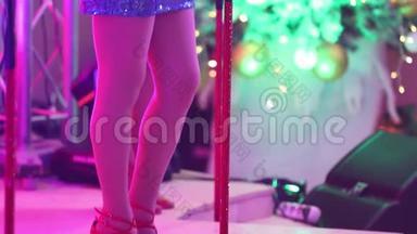 女乐队在<strong>舞台</strong>上表演，漂亮的女足穿着<strong>红色</strong>高跟鞋，看着女腿，看着