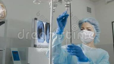 护士检查手术室内的点滴