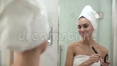 化妆。 女人在浴室敷面皮粉