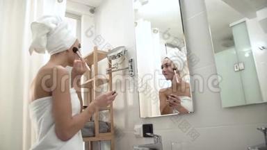 化妆。 女人在浴室敷面皮粉