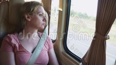 悲伤的女孩骑着公共汽车，<strong>望</strong>着<strong>窗外</strong>。