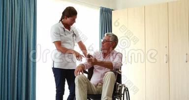 一位护士给他的病人提供药剂