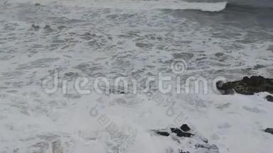 葡萄牙海滩上<strong>汹涌</strong>的<strong>海浪</strong>撞击岩石的空中拍摄