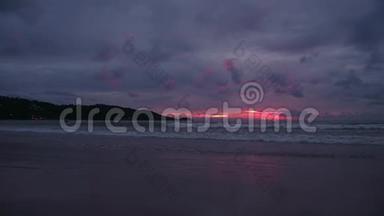 日落时的海景<strong>倒映</strong>在潮湿的沙滩上，海浪涌来。 有伞的摩托艇