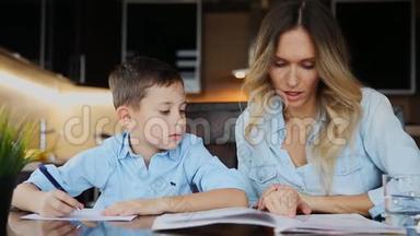微笑的<strong>妈妈帮</strong>儿子<strong>做</strong>作业，口述课文，<strong>帮</strong>你写坐在厨房的桌子旁。