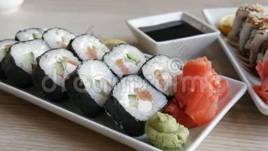日本料理的大卷<strong>寿司</strong>放在一家时尚餐厅的桌子上，旁边是一个<strong>酱油</strong>碗