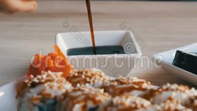 日本菜。寿司卷放在桌子上，紧挨着姜芥末和柠檬。酱油是从一种特殊的