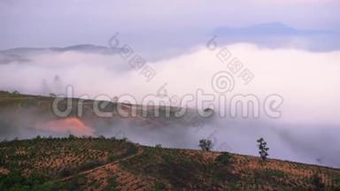 早晨，高原上山坡下弥漫着雾气