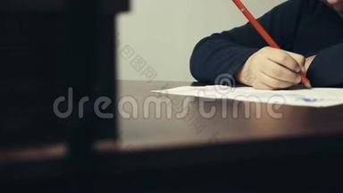 3.小男孩正在桌旁写字，<strong>完成任务</strong>