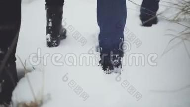 一个男人和一个女人在田野上走过深雪。 在雪堆上<strong>穿梭</strong>。 稳定射击