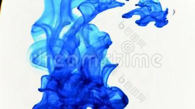 蓝色墨<strong>水</strong>进<strong>入水</strong>中形成动画纹理，画面理想的运动图形和合成