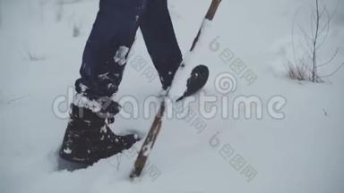 一个男人和一个女人在田野上走过深雪。 在雪堆上穿梭。 稳定射击