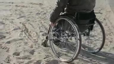 残疾人在轮椅上行动困难残疾人在轮椅上驾驶轮椅失败