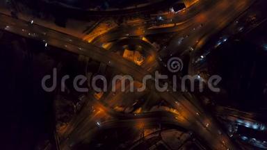 高速公路夜间立交的垂直自上而下的鸟瞰图，不同不同