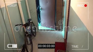 俄罗斯库尔斯克，6月30日：<strong>监控摄像头</strong>拍到小偷破门而入，偷走了自行车