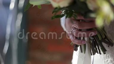 把婚礼花束收起来。 新娘手中鲜艳的婚礼花束。 婚礼花，新娘花束特写