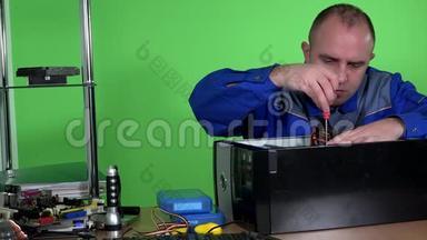 修理计算机硬件的技术员在实验室里取出电源