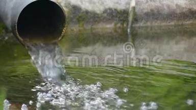 一根宽的管子，里面有气泡的水落到斯洛文尼亚的湖里