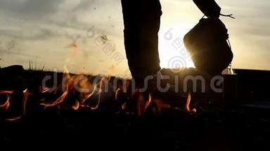 一个人把热水倒在不远处的烧瓶里，形成一团篝火。