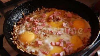 早餐吃热煎蛋，鸡蛋、洋葱和香肠。 鸡蛋加香肠和洋葱