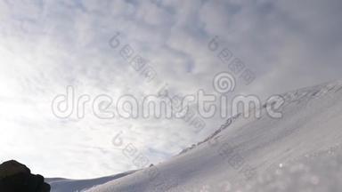 三个冬季登山队员在山上爬绳. 旅行者在大雪中爬绳到达胜利，在强壮的山坡上