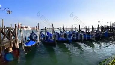 贡多拉斯停泊，<strong>圣马可</strong>，威尼斯，意大利。 贡多拉斯船在日落时停泊。 意大利贡多拉斯划艇停靠在圣岛