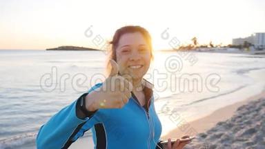 在海滩上竖起大拇指的年轻女子<strong>手牌</strong>