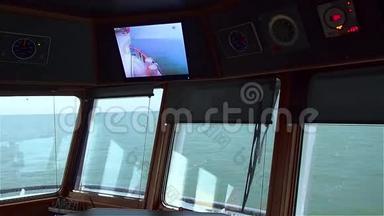 透过船窗看平静<strong>的</strong>绿松石海。 <strong>天气晴朗</strong>。