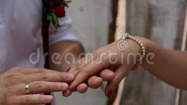 情人的手。 男人`手抚摸着女人`手戴着古老的手镯。