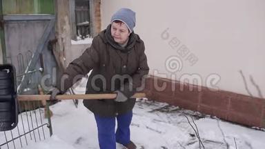 一位老年妇女打<strong>扫房子</strong>附近的雪铲
