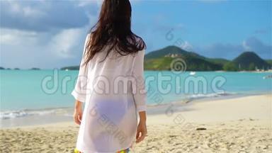 在热带<strong>海滨</strong>玩得很开心的年轻美女。 在<strong>海滨</strong>戴帽子的女孩的后景。 流动人口