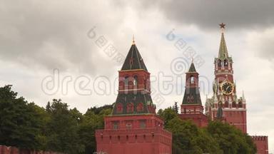 莫斯科克里姆林宫的双塔与多云的天空