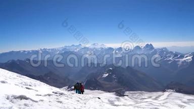 几个爬坡者来到高加索山脉的埃尔布勒斯峰顶。 雪峰。