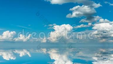 未来主义背景，包括时间流逝剪辑白色蓬松云在蓝天及其反射，视频