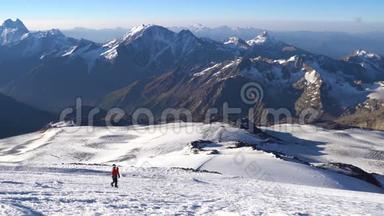 孤独的登山者在冰爪上来到高加索山脉的埃尔布鲁斯峰顶。 雪峰。