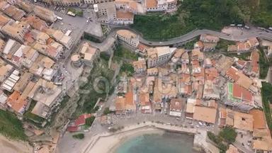 从空中观看比佐，在无人机上拍摄视频。 一架无人机飞过比佐，俯瞰老城。 卡拉布里亚，意大利。